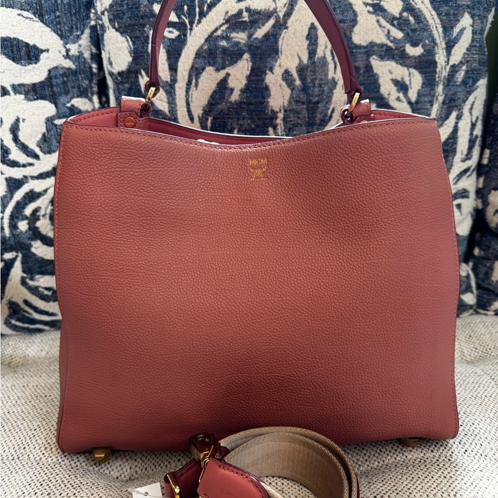 Elegant Pink Leather Handbag
